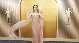 Herečka Kaitlyn Dever v šatách z dielne Elie Saab.