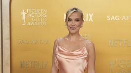 Herečka Millie Bobby Brown dorazila v kreácii Louis Vuitton. 