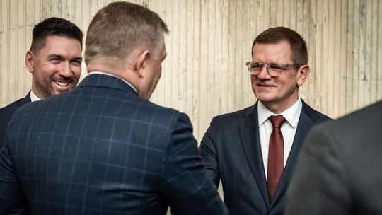 Premiér podáva návrh na odvolanie vicepremiéra Petra Kmeca