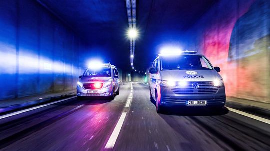 Hrozivá nehoda v hlavnom meste. Autobus zrazil ženu a amputoval jej obe nohy