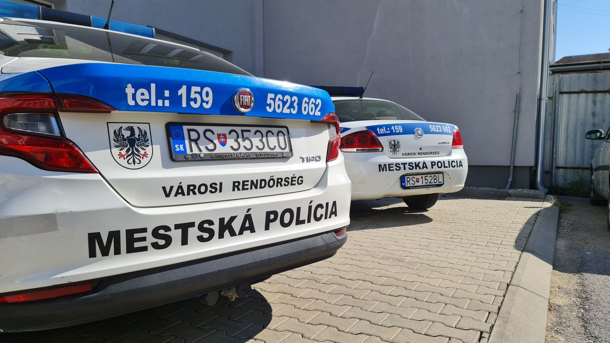 Vozidlá pred budovou Mestskej polície Rimavská...
