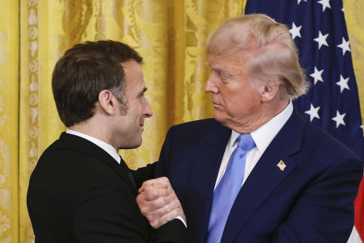 Donald Trump podáva ruku Emmanuelovi Macronovi...
