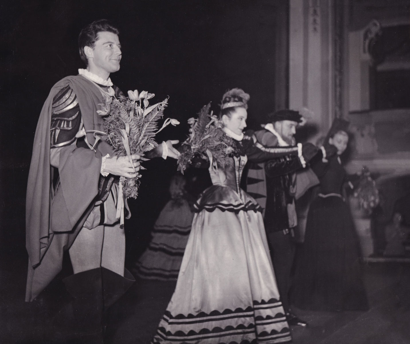 Gérard Philip sa klania (1955)