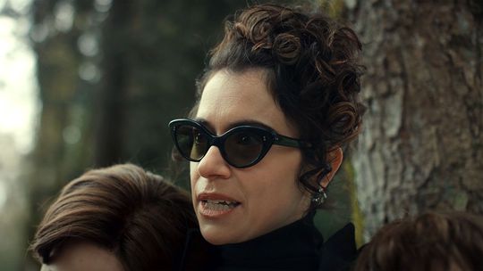 Tatiana Maslany ako matka Hala a Billa.