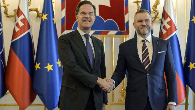 Generálny tajomník NATO Mark Rutte (vľavo) a...