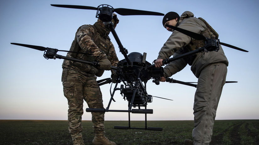 Ukrajinskí vojaci pripravujú útočný dron...