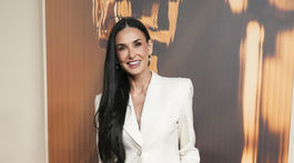 Herečka Demi Moore v nohavicovom kostýme Nina Ricci. 