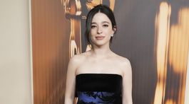 Herečka Mikey Madison v kreácii Bill Blass. 