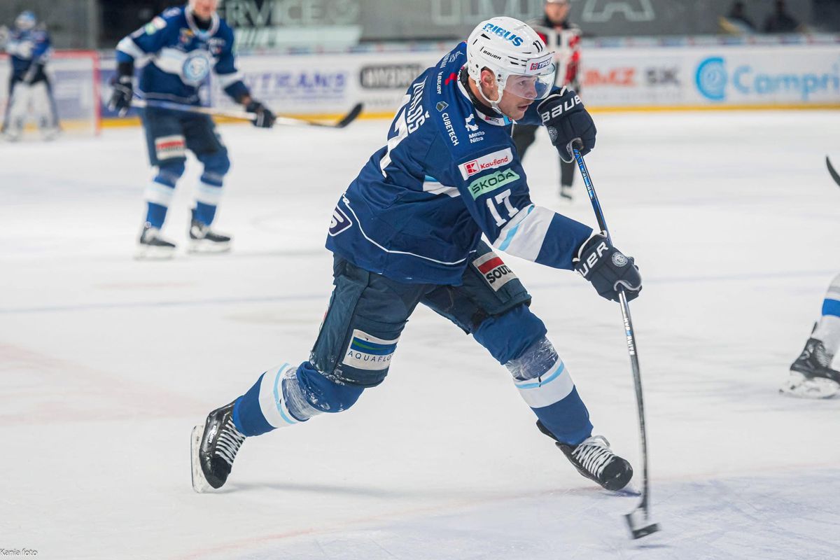 Martin Vitaloš (17) v drese HK Nitra.