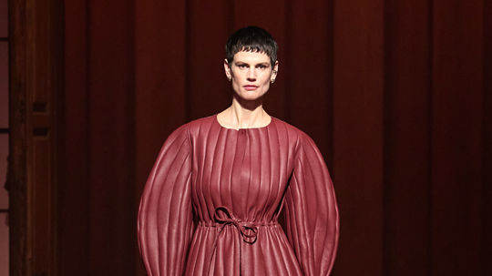 Model na prehliadke talianskeho ateliéru Fendi...