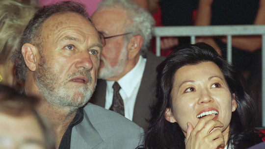Gene Hackman s manželkou Betsy Arakawa na...