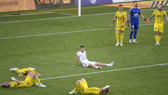 Košický príbeh s rozhodcami, michalovské príslovie. V pozadí derby Slovan - Trnava rezonuje východniarsky súboj