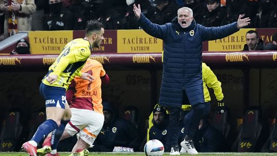 Búrka v Turecku neutícha. Fenerbahce podalo kvôli Mourinhovi žalobu na Galatasaray