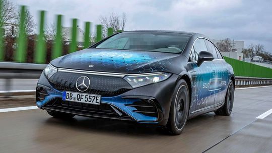 Mercedes-Benz - test batérií s tuhým...