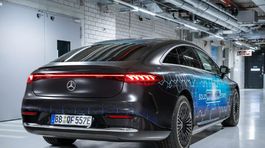 Mercedes-Benz - test batérií s tuhým...