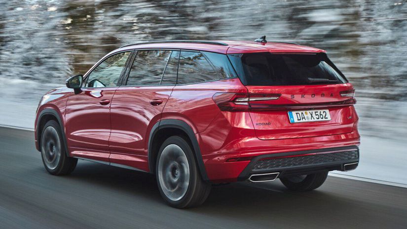 Vzadu pútajú pozornosť dva výfuky aj typická...