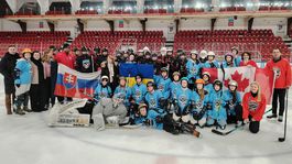 Spoločná fotografia na pamiatku z hokejového...