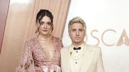 Charlotte Lawrence a jej partner Andrew Watt - obaja v značke Valentino. 