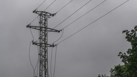 Vetroň sa vo Veľkom Kýry zachytil o drôty vysokého napätia, spadol do poľa. Jedna osoba sa zranila