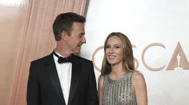 Herec Edward Norton a jeho partnerka Shauna Robertson.