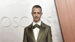 Herec Jeremy Strong oblečený v značke Loro Piana. 