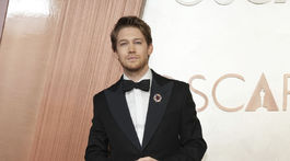 Herec Joe Alwyn prišiel tiež odovzdať Oscara. 