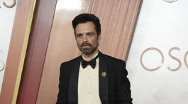 Herec Sebastian Stan oblečený v značke Prada.
