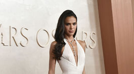 Herečka a modelka Bruna Marquezine v kreácii Atelier Versace. 