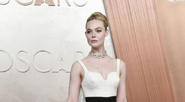 Herečka Elle Fanning v róbe Givenchy. 