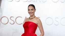 Herečka Gal Gadot prišla v kreácii Prada. 
