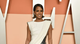 Herečka Halle Berry sa na párty Vanity Fair Oscar Party prezliekla. 
