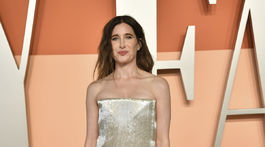Herečka Kathryn Hahn v kreácii Fendi Haute Couture. 