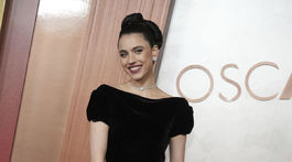 Herečka Margaret Qualley v kreácii Chanel. 