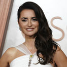 Herečka Penélope Cruz a jej líčenie a úprava na 97. ročníku Oscarov.