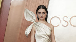 Herečka Raffey Cassidy v kreácii Loewe. 