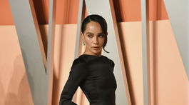 Herečka Zoe Kravitz v kreácii Saint Laurent na Vanity Fair Oscar Party.