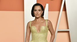 Herečka Zoey Deutch v kreácii Tamara Ralph Couture. 