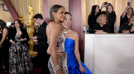 Herečky Halle Berry (vľavo) a Michelle Yeoh sa vítajú na Oscaroch. 