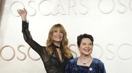 Herečky Laura Dern (vľavo) a Isabella Rossellini v kreácii Dolce & Gabbana. 