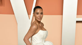 Kim Kardashian sa objavila v róbe Balenciaga Haute Couture. 