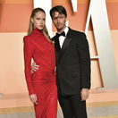 Modelka Abby Champion a jej partner - herec Patrick Schwarzenegger.