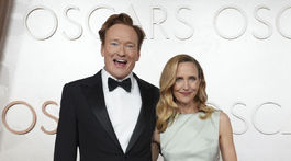 Moderátor večera Conan O'Brien a jeho manželka Liza Powel O'Brien.