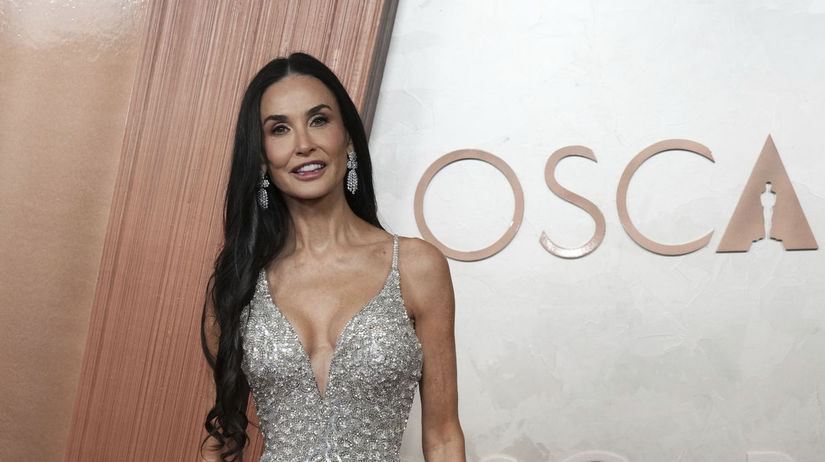 Nominovaná herečka Demi Moore v kreácii Armani...