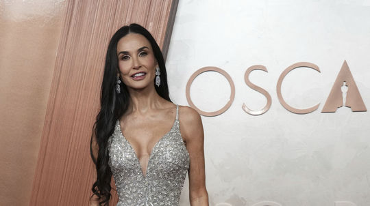 Nominovaná herečka Demi Moore v kreácii Armani...