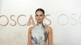 Nominovaná herečka Felicity Jones v kreácii Armani Privé. 