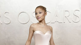 Speváčka a herečka Ariana Grande v kreácii Schiaparelli Haute Couture. 