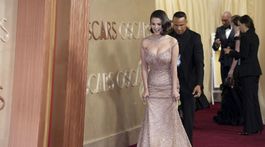 Speváčka a herečka Selena Gomez v kreácii Ralph Lauren. 