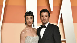Speváčka Katy Perry v kreácii Miss Sohee a jej partner Orlando Bloom.