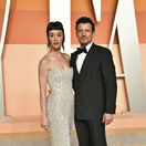 Speváčka Katy Perry v kreácii Miss Sohee a jej partner Orlando Bloom.