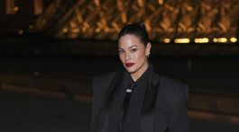 Americká modelka Ashley Graham pózuje fotografom. 